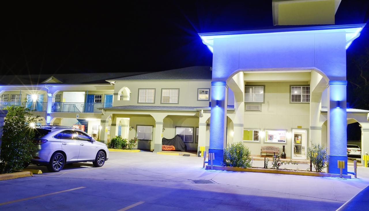 Scottish Inn And Suites Alvin Exterior photo